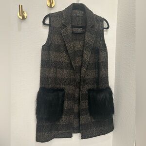 Plaid long vest with fur detail pockets